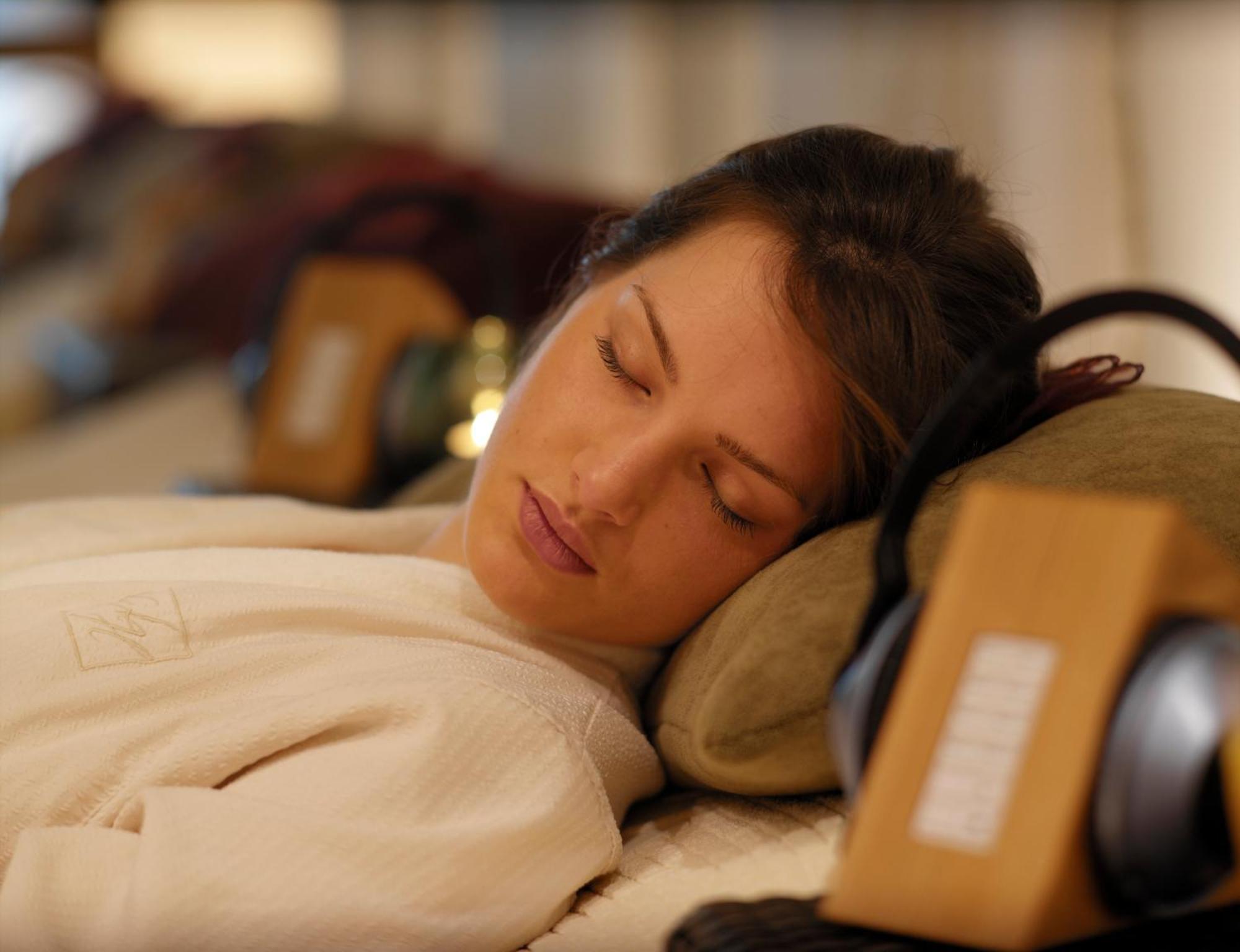 Aghadoe Heights Hotel & Spa Killarney Exteriér fotografie A woman sleeping