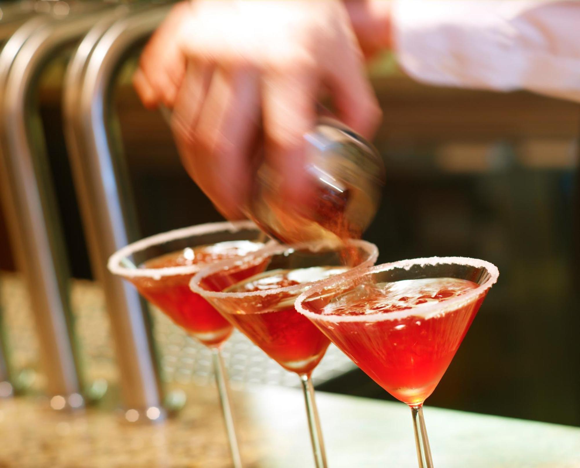 Aghadoe Heights Hotel & Spa Killarney Exteriér fotografie A bartender seasoning a cocktail rim with a lemon wheel