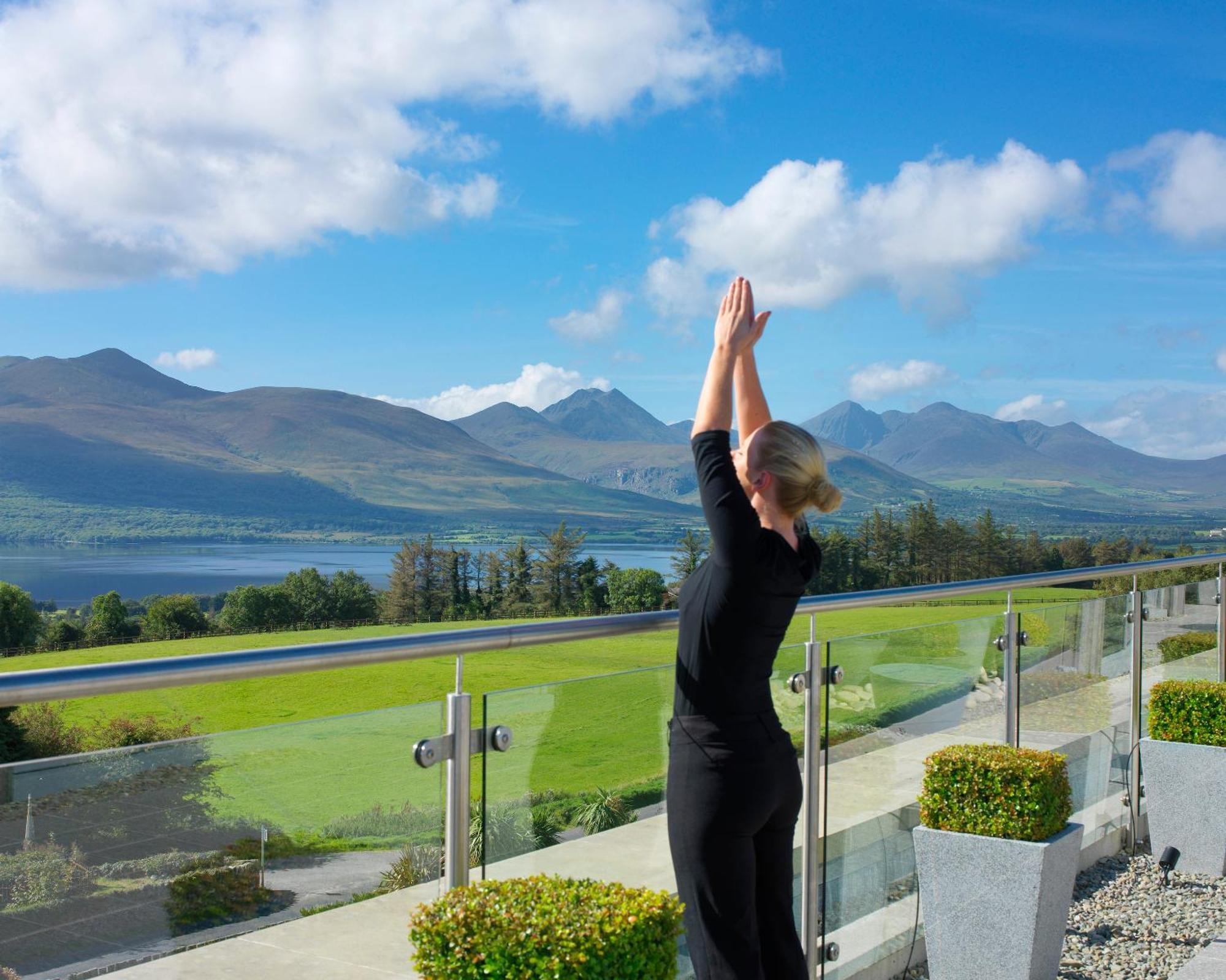 Aghadoe Heights Hotel & Spa Killarney Exteriér fotografie A woman practicing yoga at the Ice House Hotel