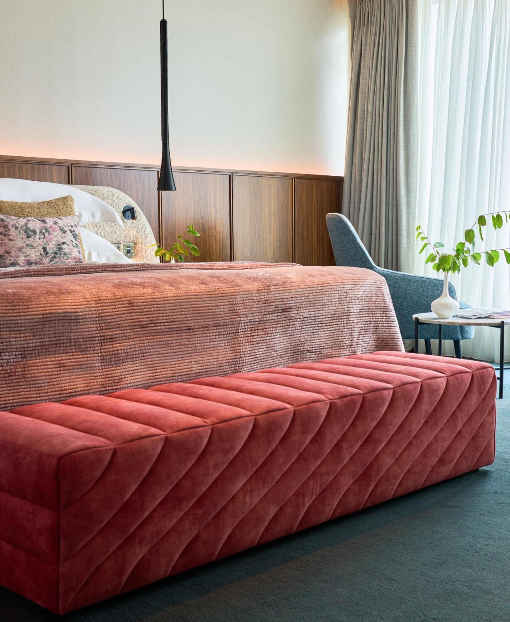 Aghadoe Heights Hotel & Spa Killarney Exteriér fotografie A bench in a bedroom